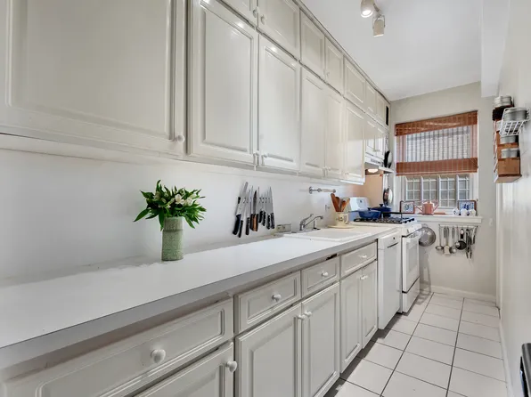 434 East 52nd Street 6A image 3 of 11