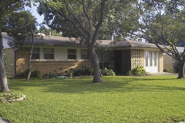 Beautiful home w/ Landscaping 