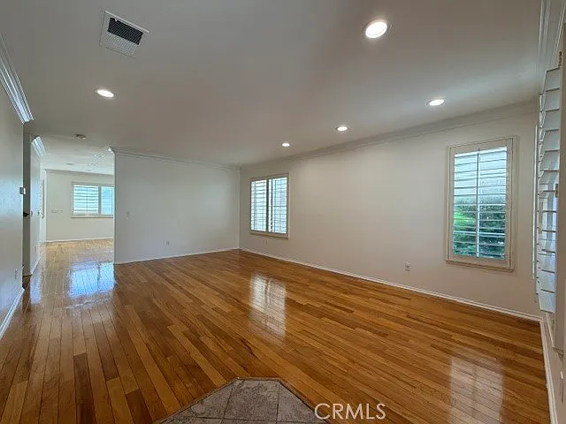 28 Granada — Photo 2