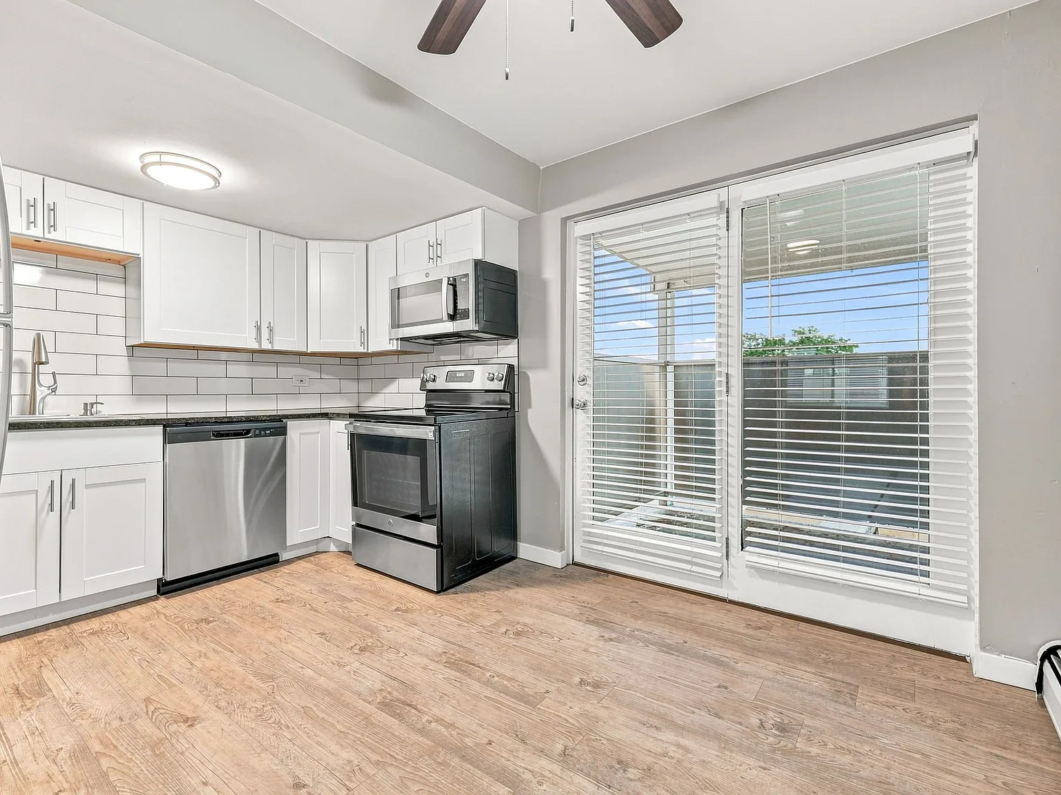 2 bed, 978 sqft, $1,595 — Photo 1