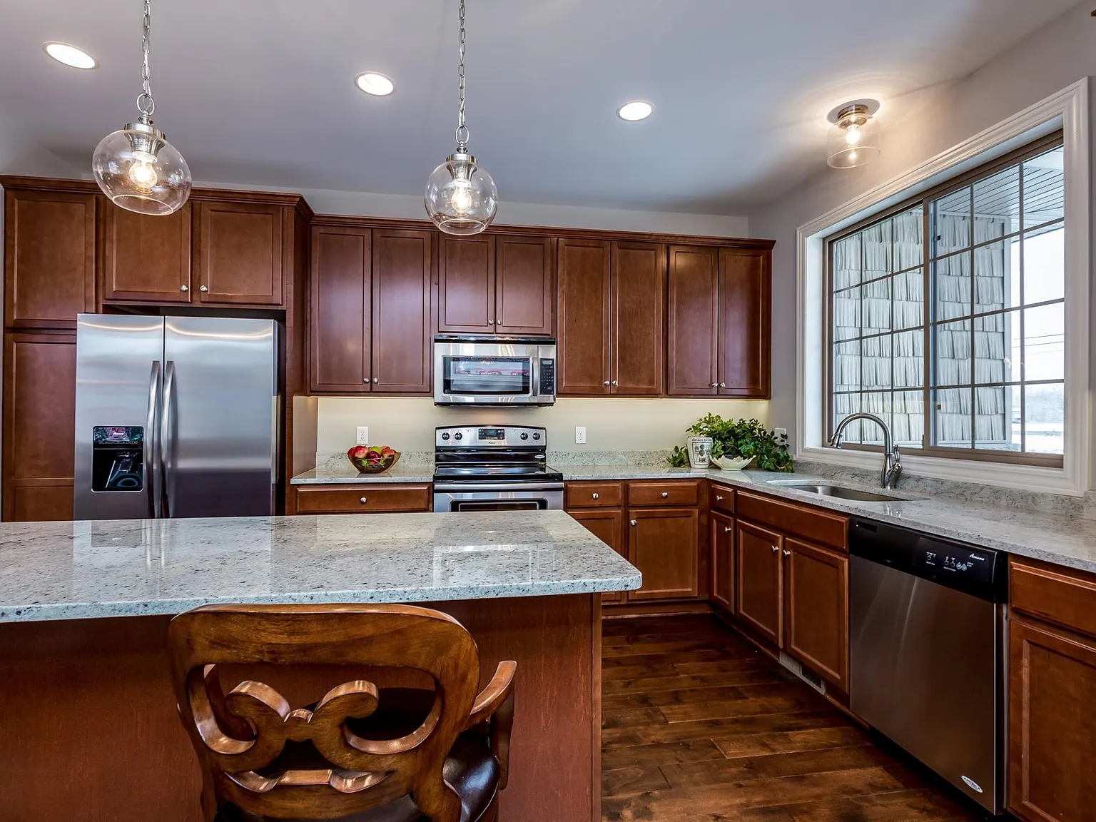 3 bed, 2.5 bath, 2600 sqft, $3,050 — Photo 4