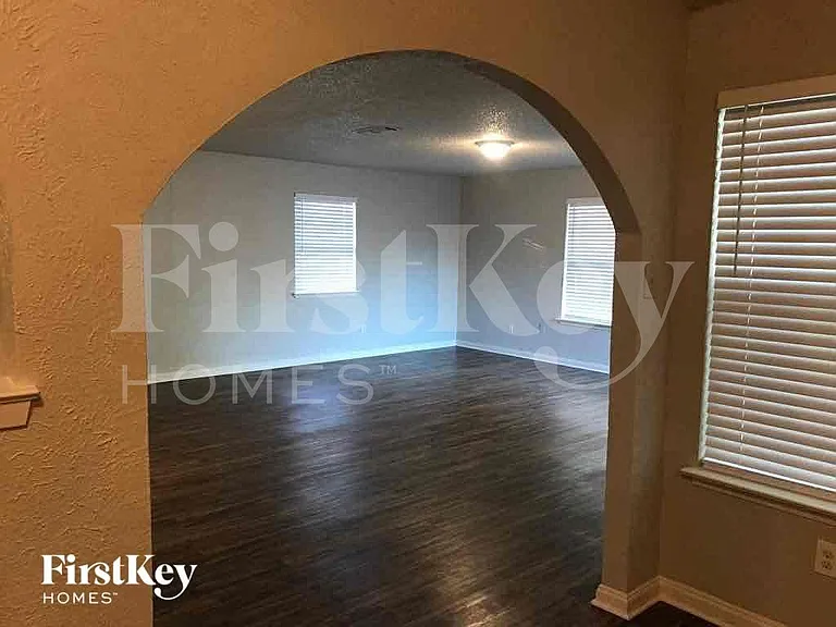 732 NW Ann Lois Ln — Photo 3