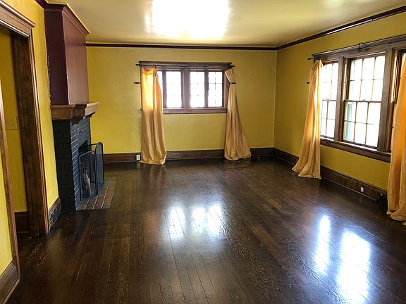 living room w/ fireplace