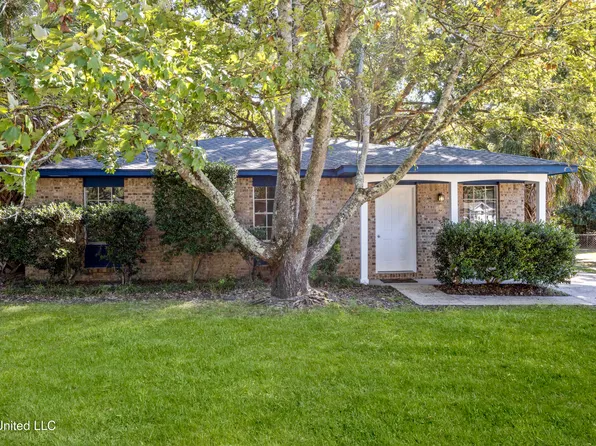 1637 Victoria Dr, Gautier, MS 39553