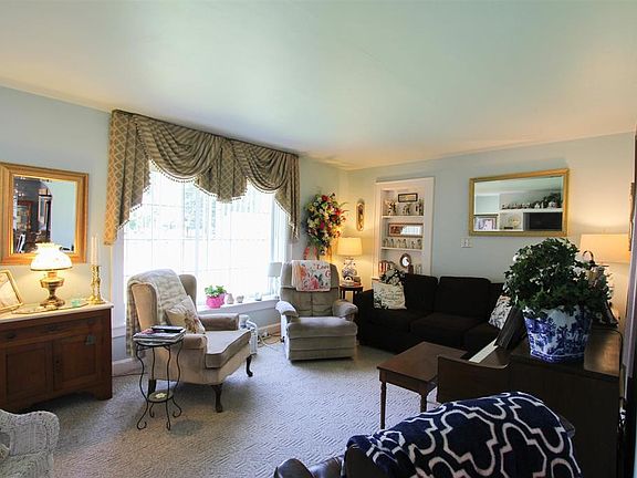 3rd image of 902 Hill Ave