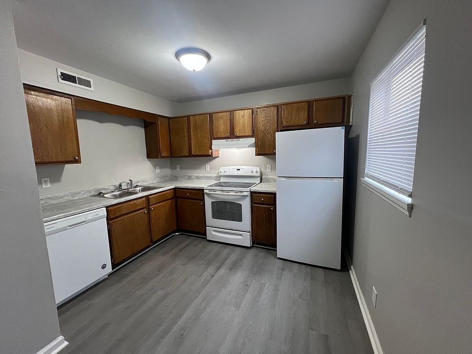 1st image of 226 Greenleaf Cir