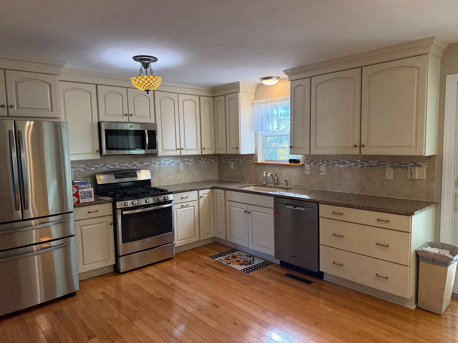 3 bed, 2000 sqft, $2,800 — Photo 2