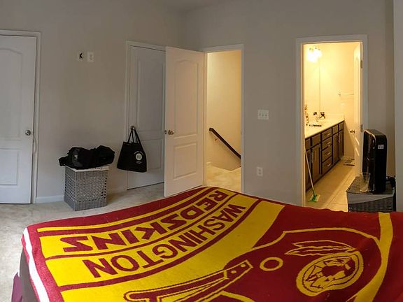 master bedroom (queen size bed)