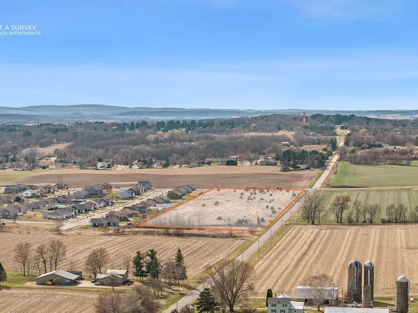 24 22nd, Baraboo, WI 53913