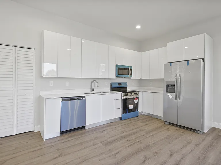 862 Charles Sise St E — Photo 32