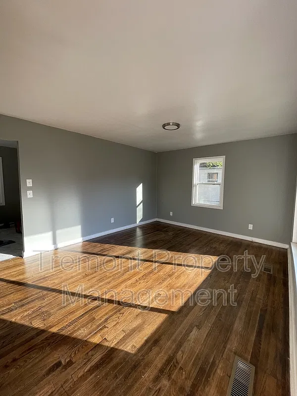 2 bed, 1.0 bath, $1,299 — Photo 2
