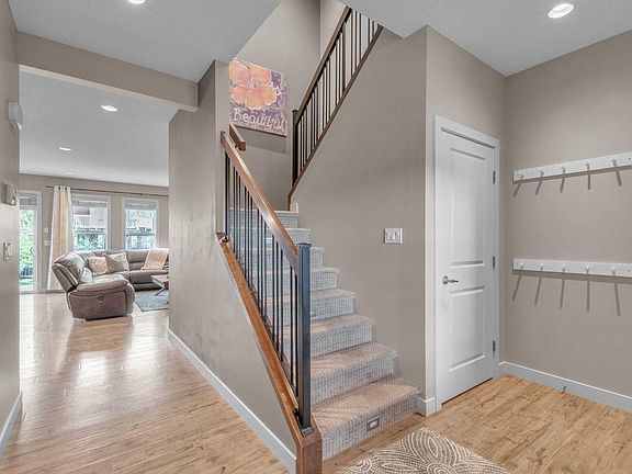 4th image of 308 W Creek Dr