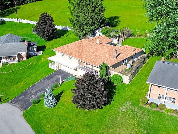 3rd image of 761 Della Dr