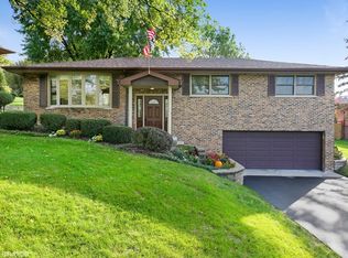 8139 Independence Dr, Western Springs, IL