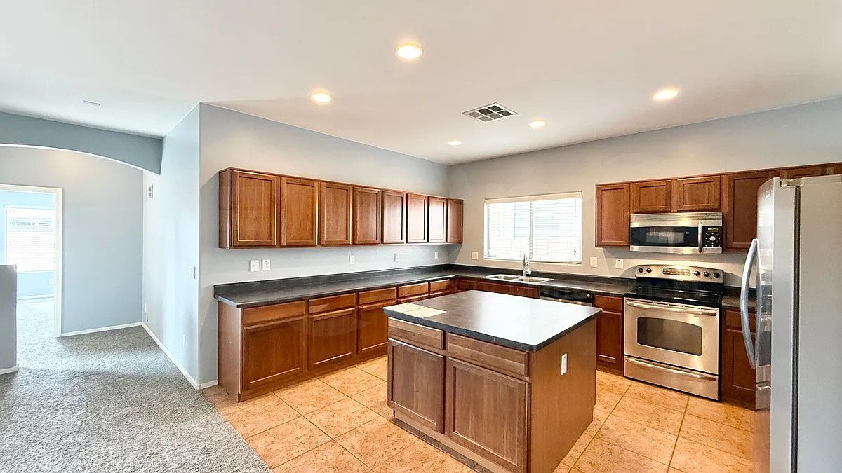 3 bed, 2.0 bath, 1812 sqft, $1,875 — Photo 3