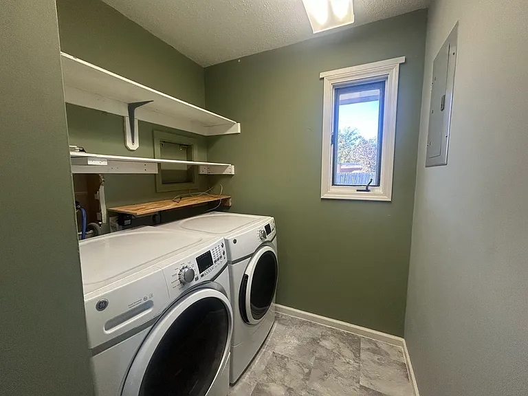 1320 Parkside Dr — Photo 15