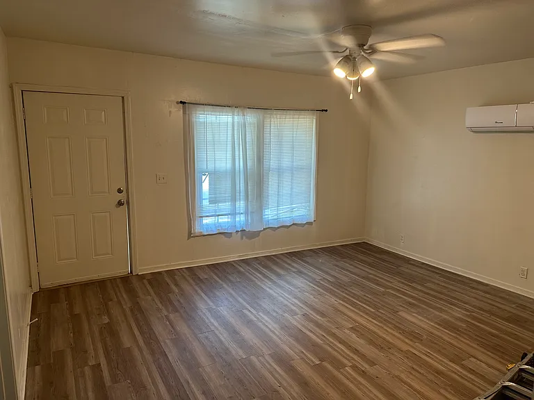 404 E Oak St — Photo 16