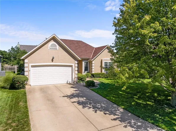 15327 S Greenwood St, Olathe, KS 66062