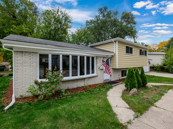 8717 Gross Point Rd, Skokie, IL 60077