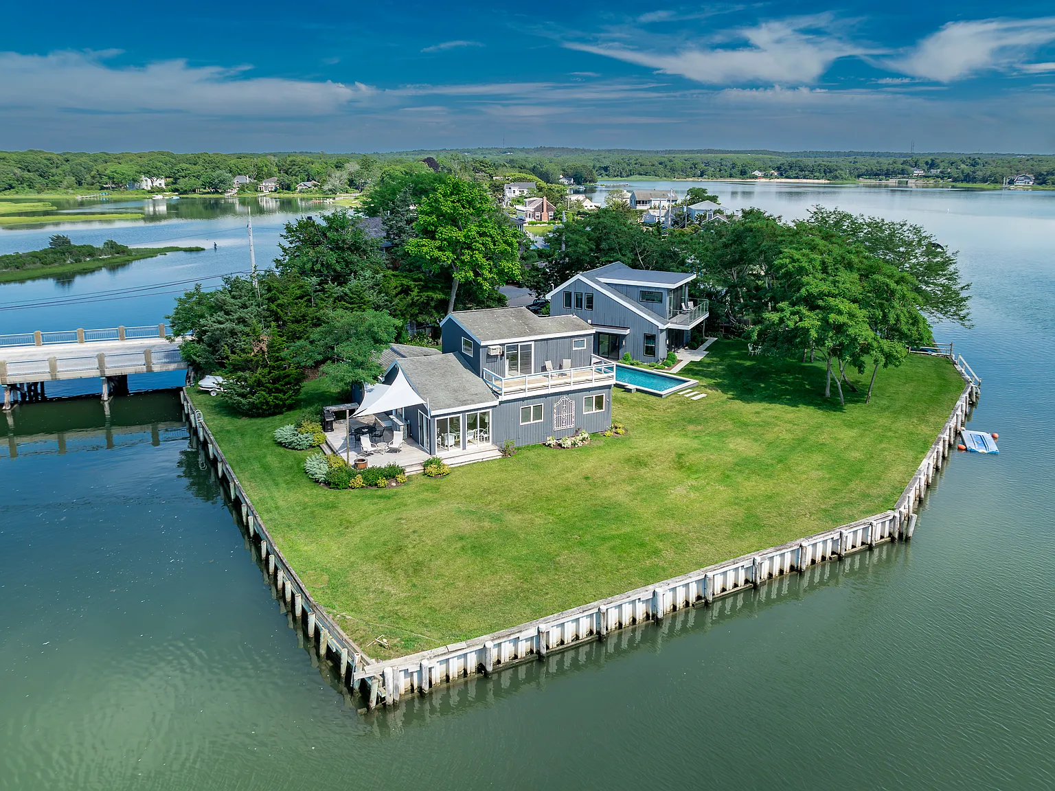 Waterfront Compound with Pool & Beach Access — Photo 2