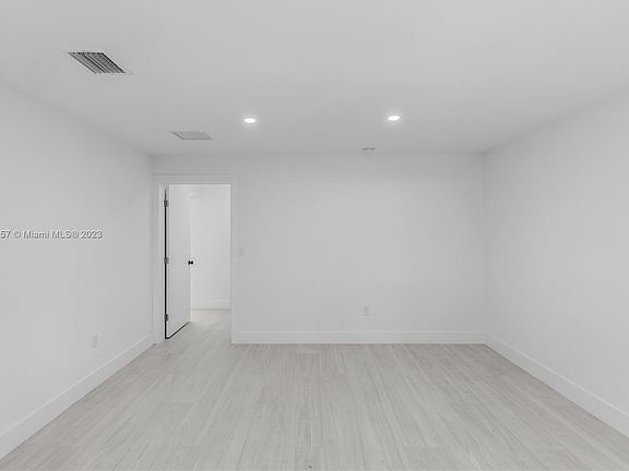3rd image of 1020 NE 128th St