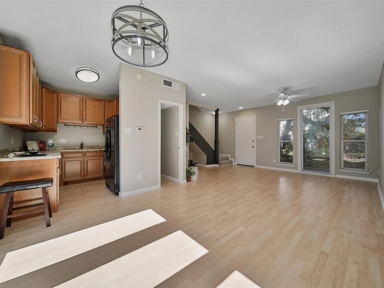 1 bed, 1.5 bath, 1000 sqft, $1,595 — Photo 4