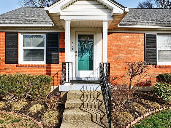 3rd image of 621 Cardinal Ln