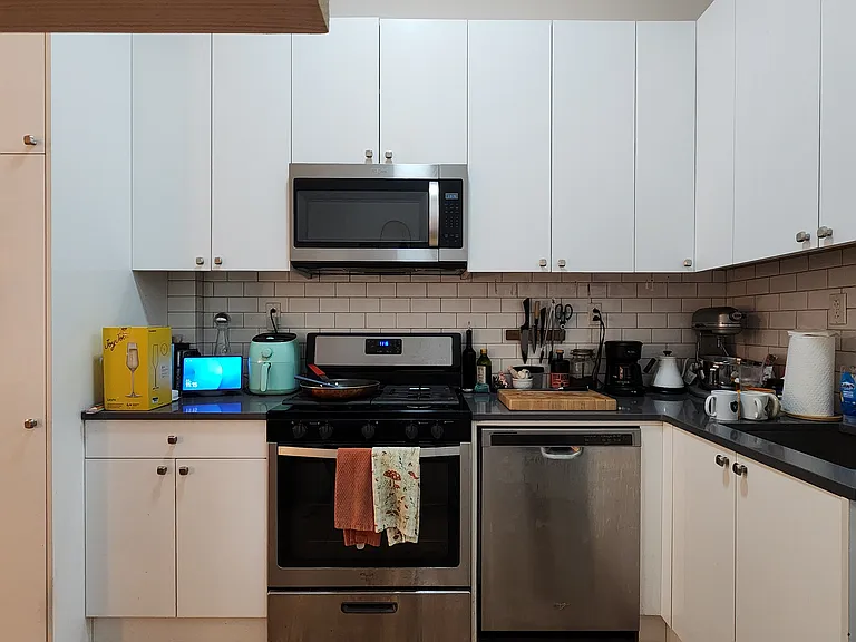 736 Leonard St #1R — Photo 2