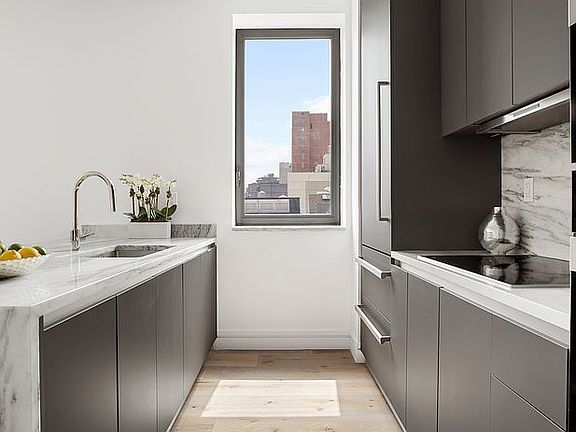 3rd image of 305 E 61st St #501
