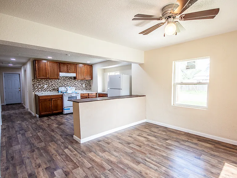 1020 N Connelly St — Photo 4