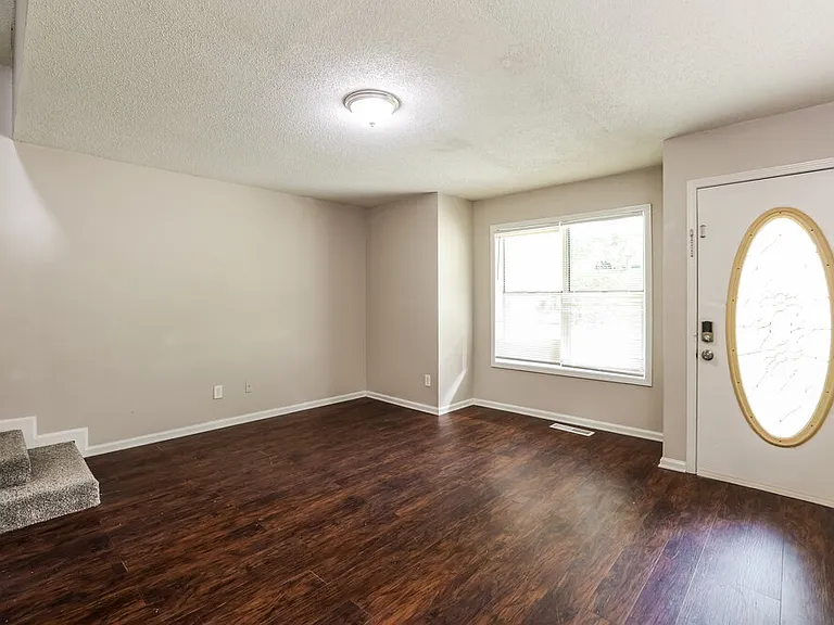 221 Clydesdale Ln SE — Photo 5