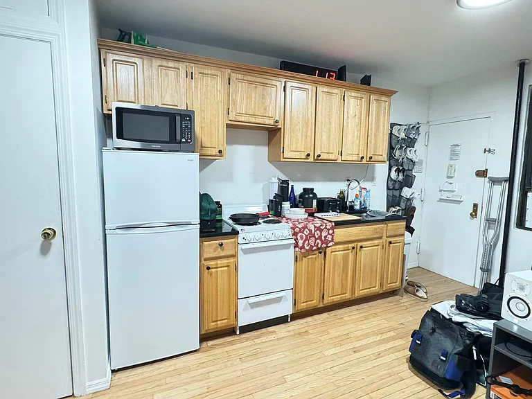 308 E 6th St #1 — Photo 4