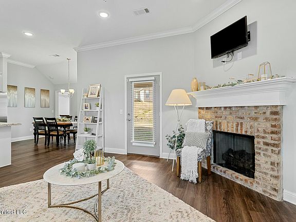 3rd image of 572 Silver Hill Dr