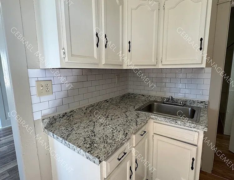 726 E York Ave — Photo 6