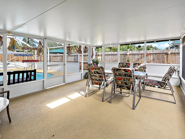 300 Tulip Ln — Photo 2