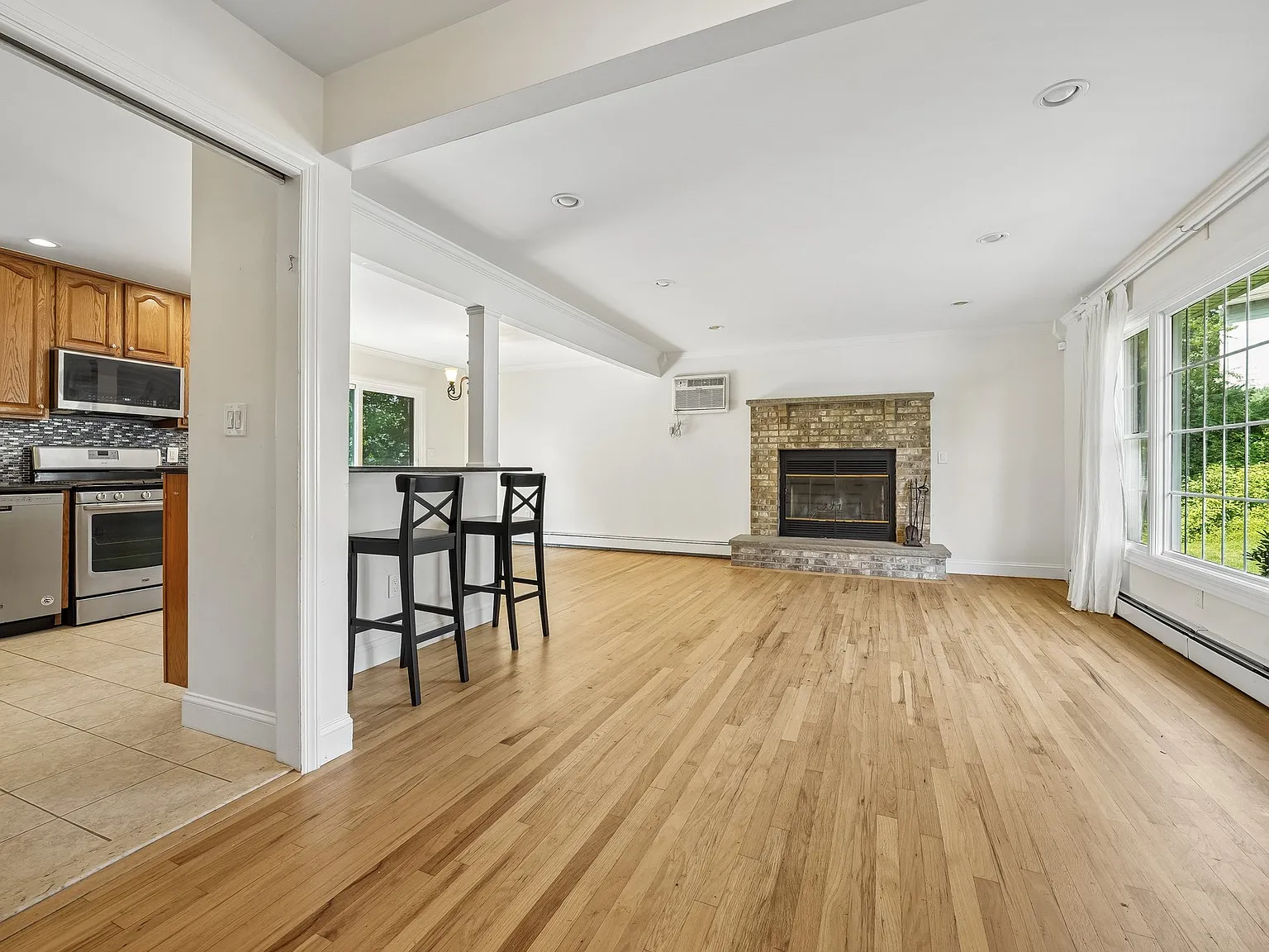3 bed, 2.5 bath, 1500 sqft, $4,700 — Photo 2