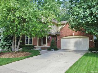 118 Chestnut Rdg, Walled Lake, MI 48390