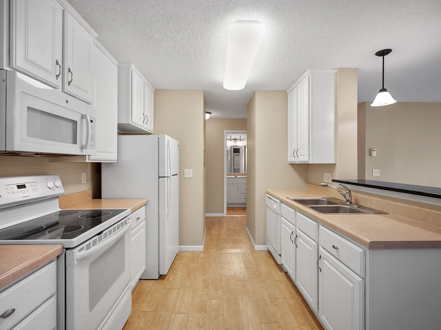 Sterling Ponds Apartments — Photo 3