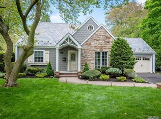 189 Bourndale Rd N, Manhasset, NY 11030