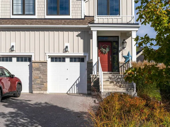 207 Courtland St, The Blue Mountains, ON L9Y 4E2