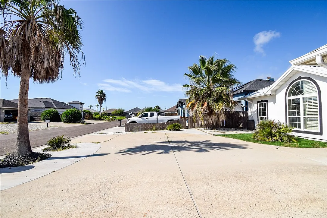 3 bed, 1927 sqft, $2,800 — Photo 3