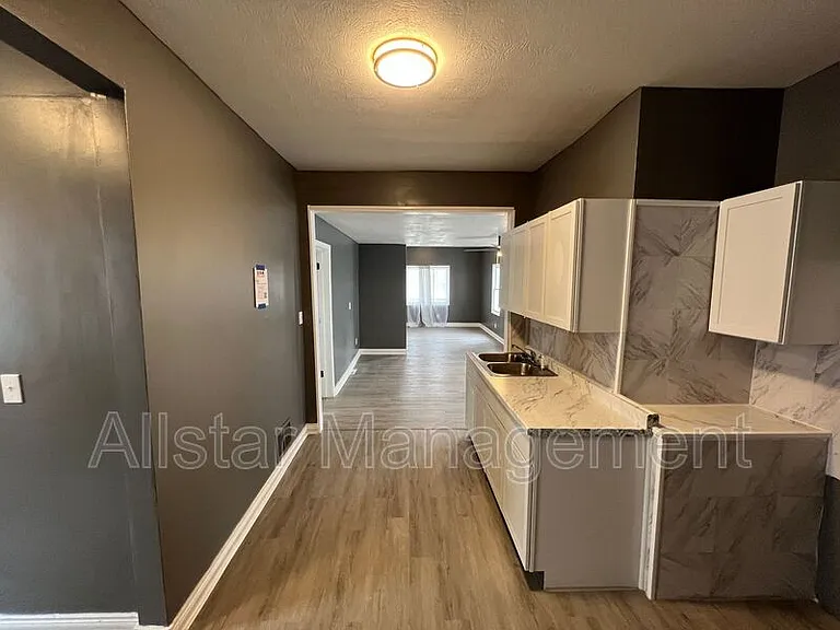 760 W 9th St — Photo 14