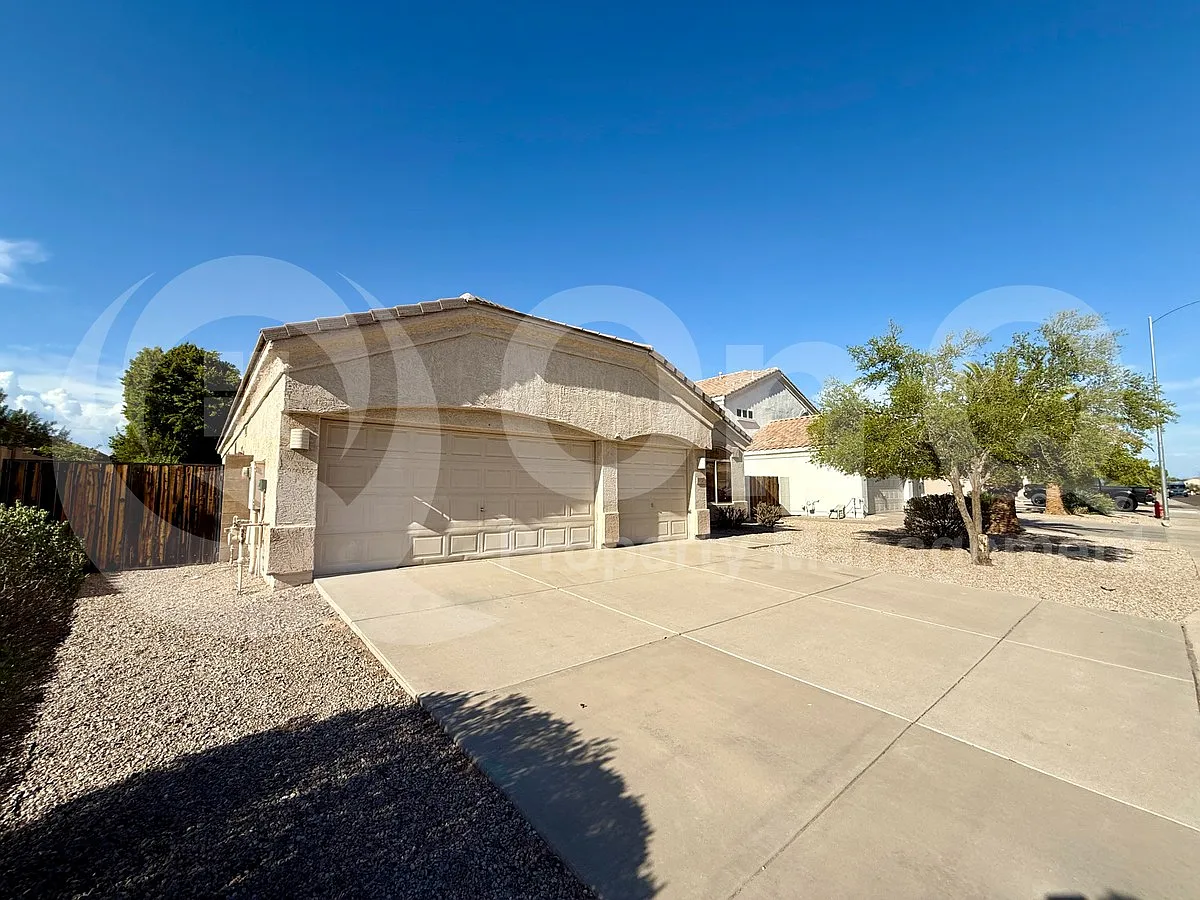 4 bed, 2.0 bath, 2100 sqft, $2,395 — Photo 2