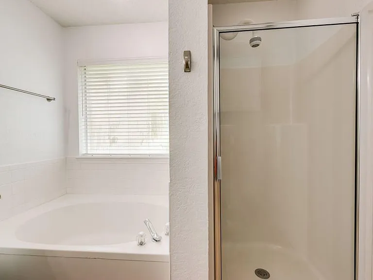 10717 Pineview Ln — Photo 20