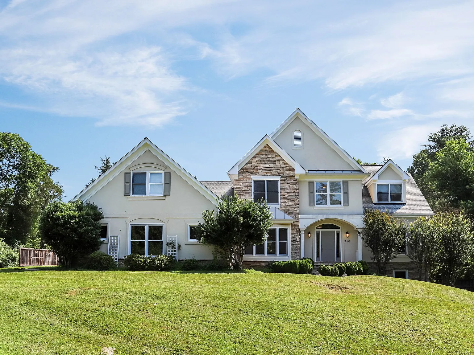 5 bed, 4873 sqft, $6,500 — Photo 1