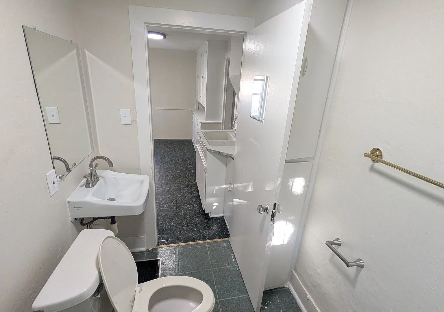 1237 E Walnut St — Photo 3