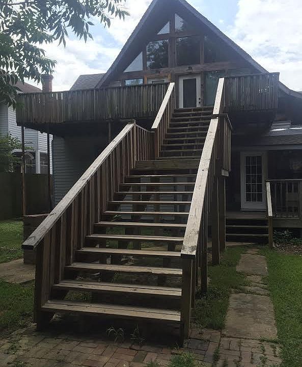 Staircase to entrance 