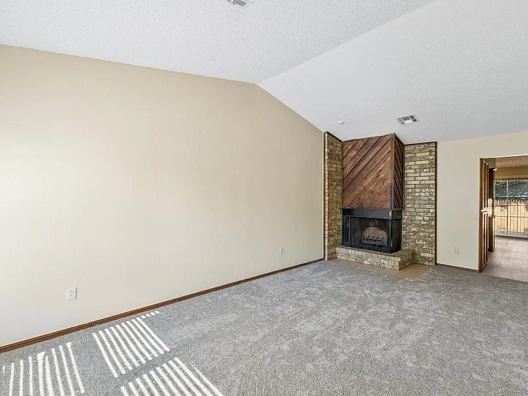 208 Hudson Pl — Photo 5