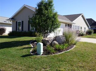 195 Ridgewood Dr, Hiawatha, IA 52233