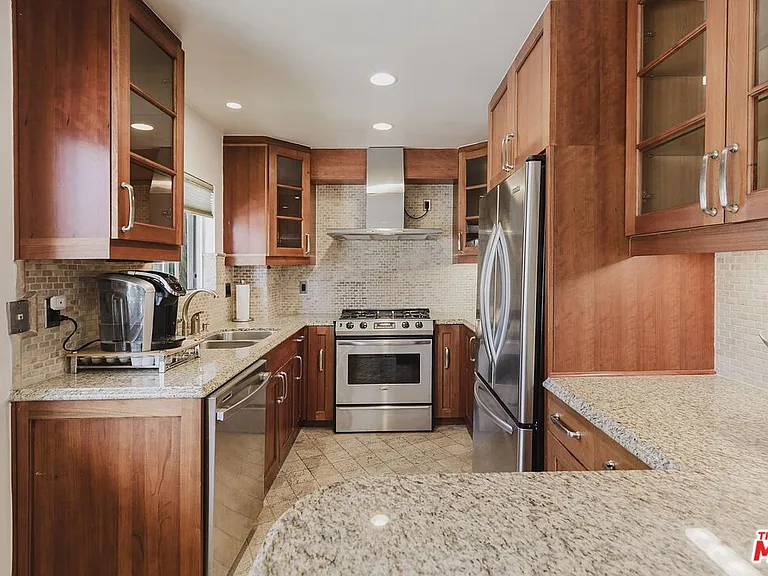 1154 S Barrington Ave #101 — Photo 10